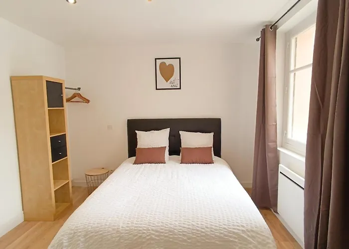 Foucault - - Au Coeur De Lourdes